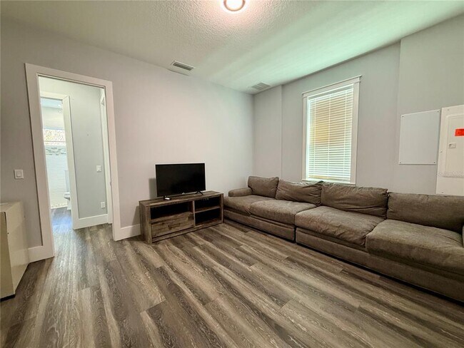 Building Photo - 304 N 7th St