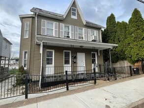 Building Photo - 829 Concord St