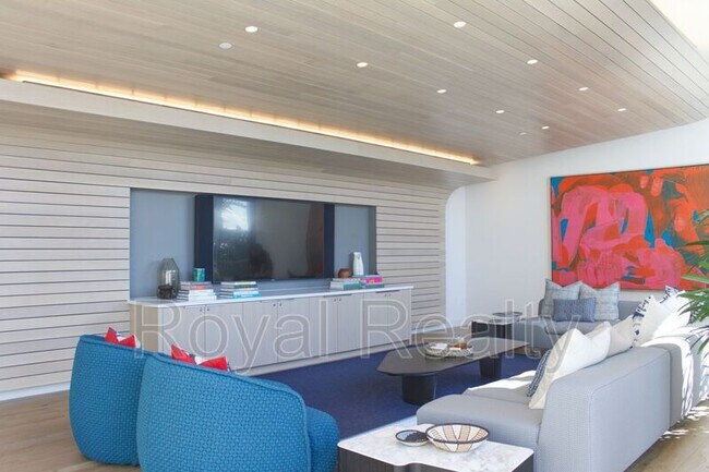 Building Photo - 1001 Queen St