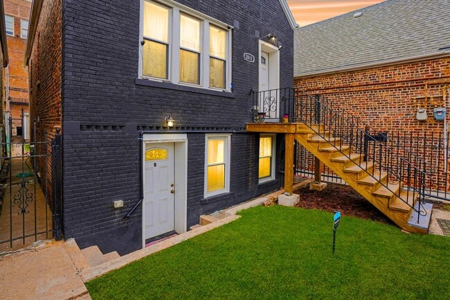 Building Photo - 2812 S Pulaski Rd