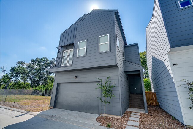 Building Photo - 112 Tolima Dove St