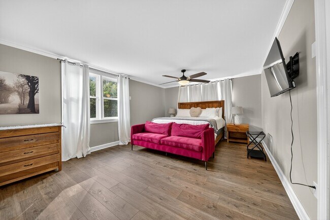 Building Photo - 147 Sunset Dr