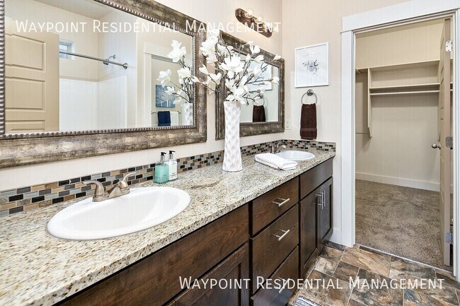 Building Photo - 2686 Vallin Ave N