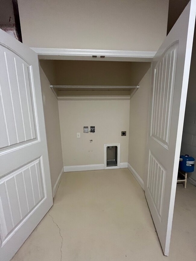 Building Photo - Charming 3 bedroom, 2 bathroom dulplex loc...