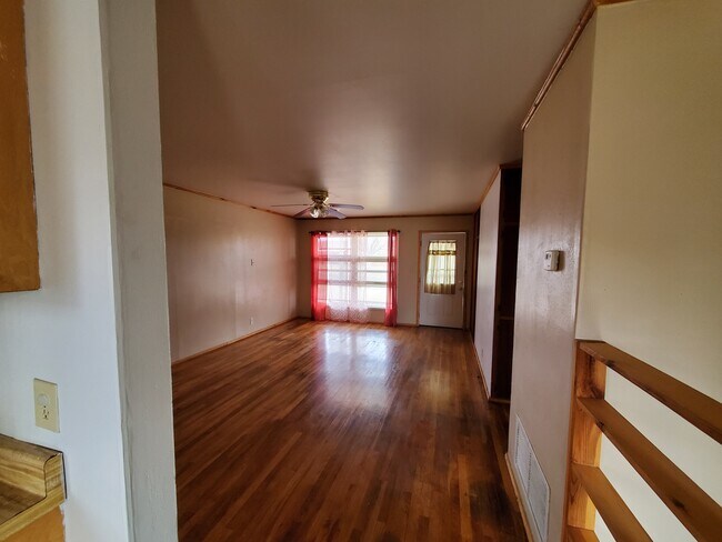 Living room - 121 Warwick St