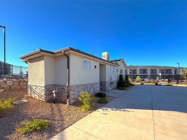 Building Photo - 2 bed, 1 bath Condo