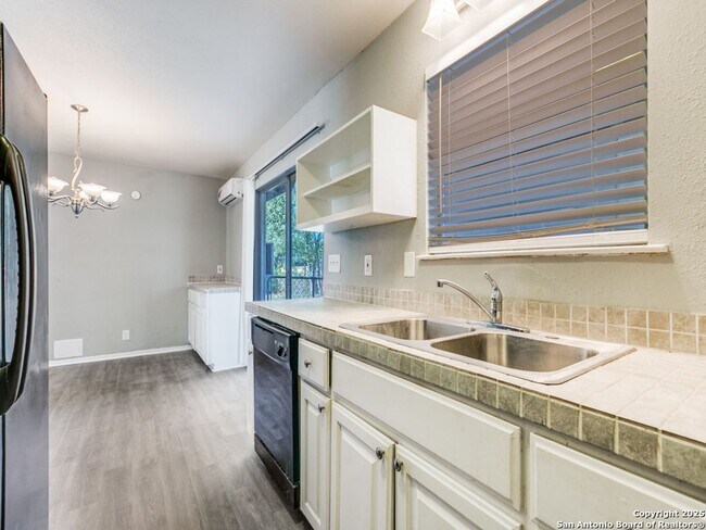 Building Photo - Charming Home Awaits: Spacious & Modern Living in a Prime Location