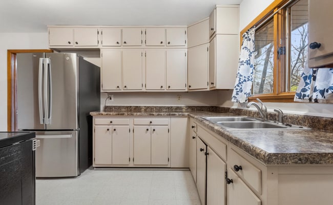 Building Photo - 1320 Alms Dr