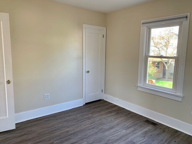 Building Photo - Remodeled 3 Bedroom Home-Duplex in Loyal Heights READY FOR MOVE IN NOW at $3875!