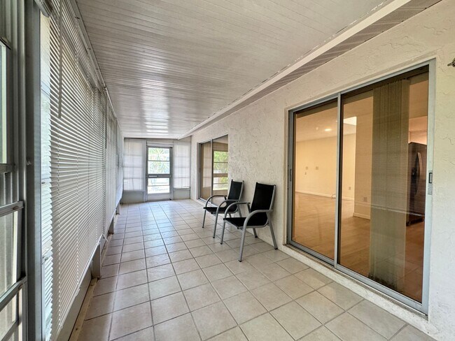 Building Photo - Annual unfurnished nicely renovated 2/2 villa near the Ringling Museum