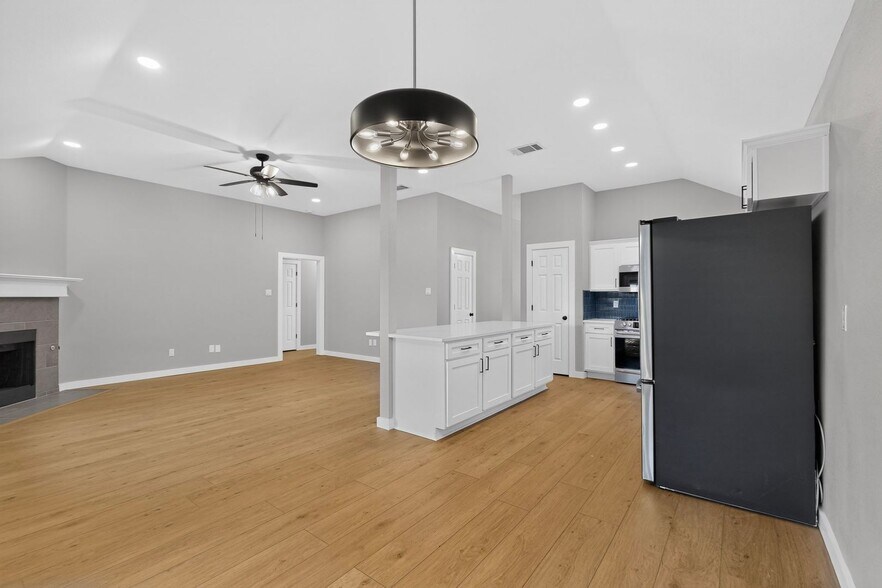 Building Photo - 9881 Cambridge Dr