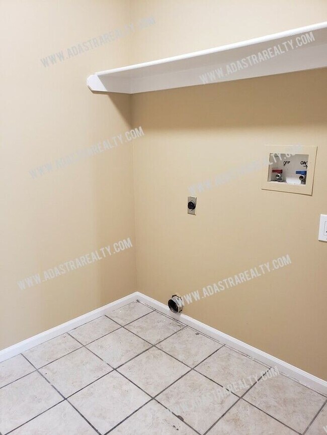 Building Photo - Spacious and Modern Duplex in North Olathe-Available NOW!!
