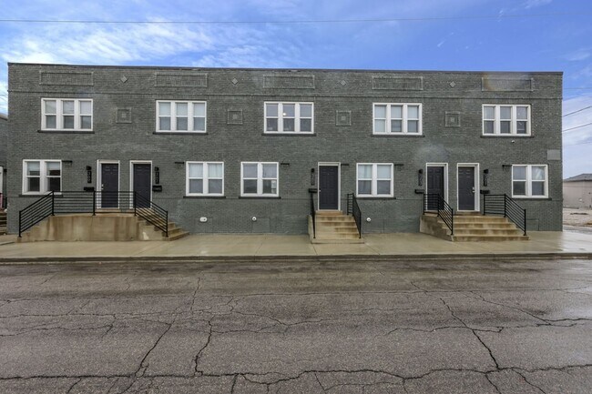 Building Photo - Modern 2BR Townhouse Walk to Downtown All Utilities Included