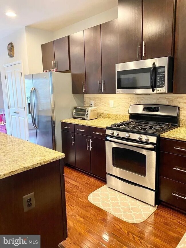 Building Photo - Beautiful Single Family home with Loft and Off Street Parking