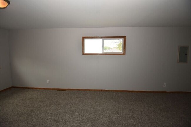 Building Photo - Mishawaka 3 bedroom ranch with large family room and fenced yard