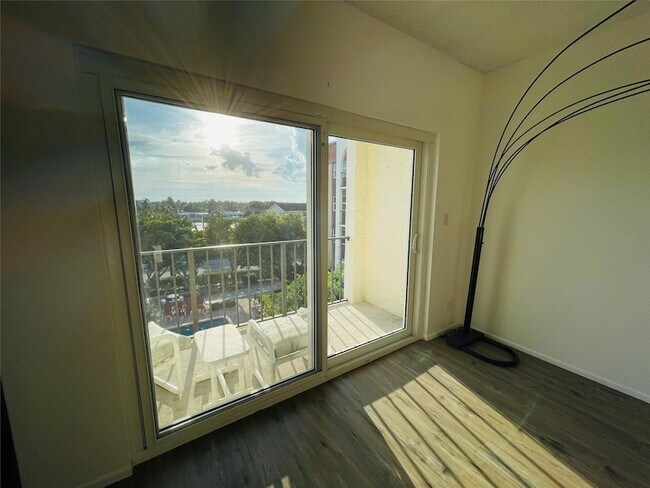 Building Photo - 400 N Riverside Dr