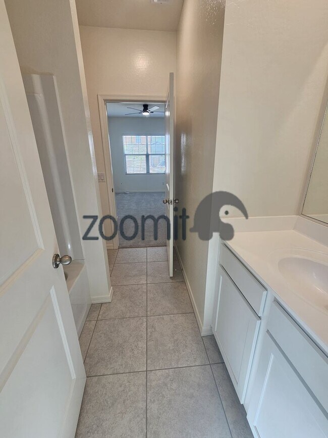 Building Photo - BEAUTIFUL HOME 4 BEDROOMS 3 BATHS!