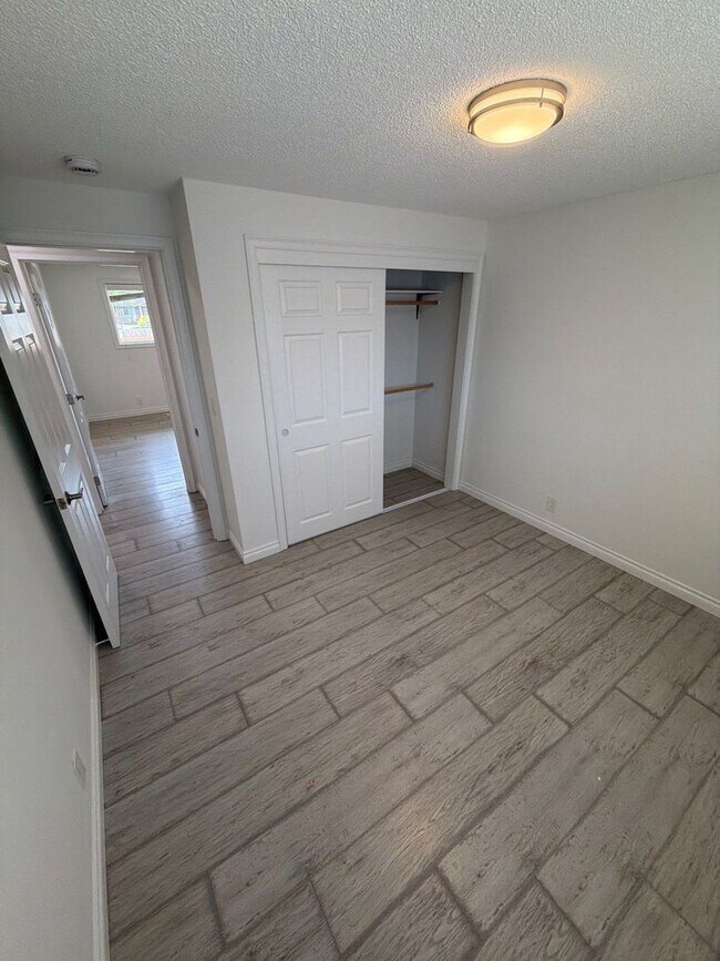 Building Photo - 1085 Saville Ave
