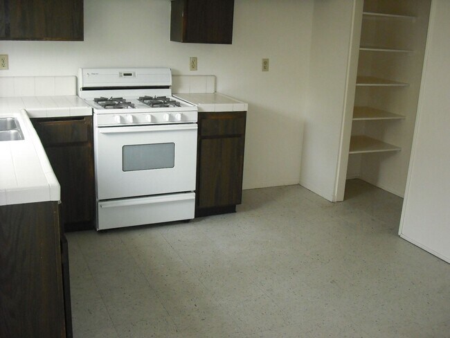 Building Photo - Gorgeous 2 story 2 bedroom 2 bath Townhome