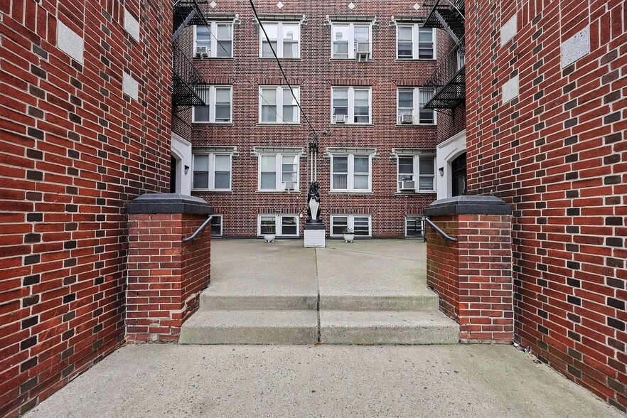 Building Entrance - 3718 Park Ave