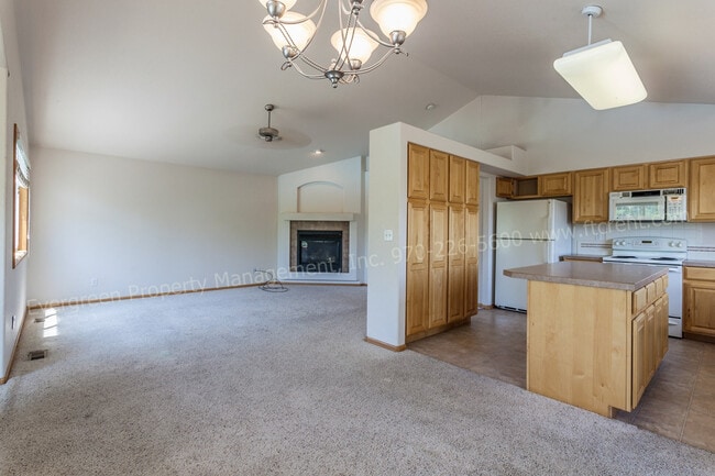 Building Photo - Fantastic 3 Bedroom, 2 bath Condo in SE Fo...