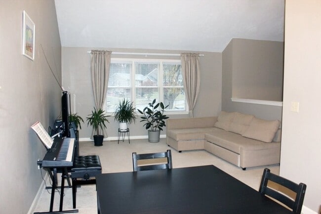 Building Photo - 19 Hillando Dr