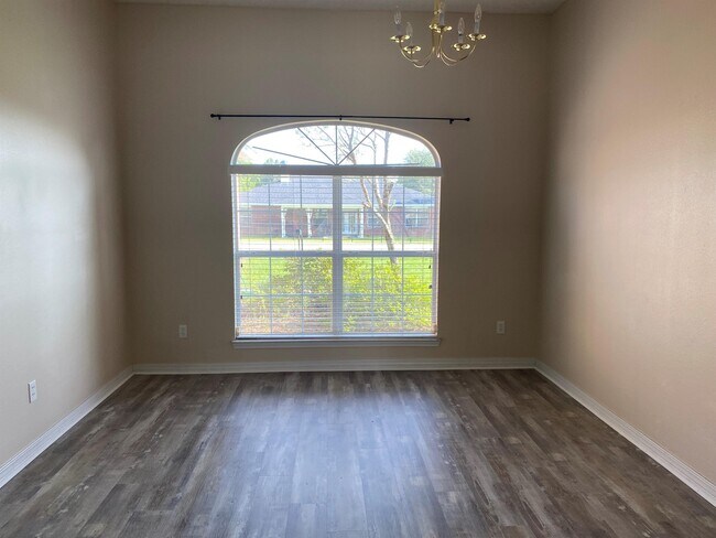 Building Photo - 353 Peggy Dr