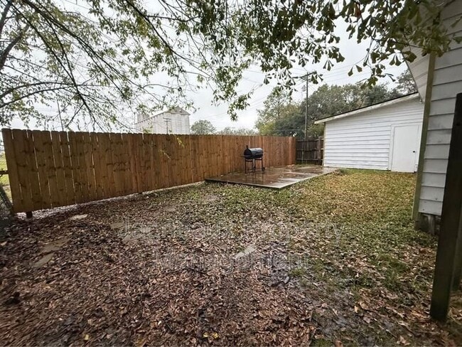 Building Photo - 227 E Peach St