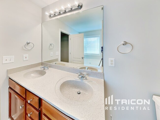 Building Photo - 359 Oakhaven Way