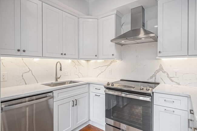 Building Photo - Renovated 2 Bedroom Carriage house off Lafayette Square