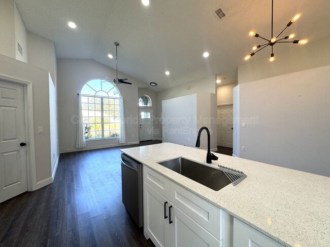 Building Photo - 402 Lark Ct