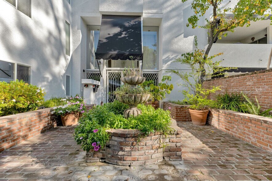 Building Photo - 4950 Louise Ave