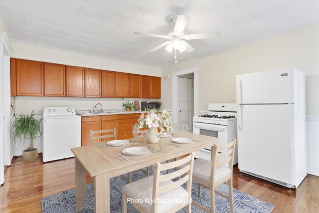 Building Photo - 52 Roslyn St