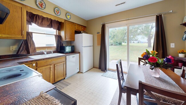 Building Photo - Attached Garage - Spacious 2 bedrooms