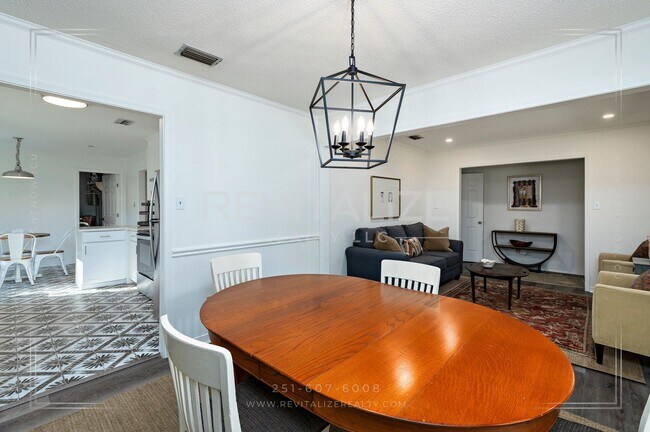 Building Photo - Stunning 3 Bed 2 Bath Brick Home with Huge Yard!