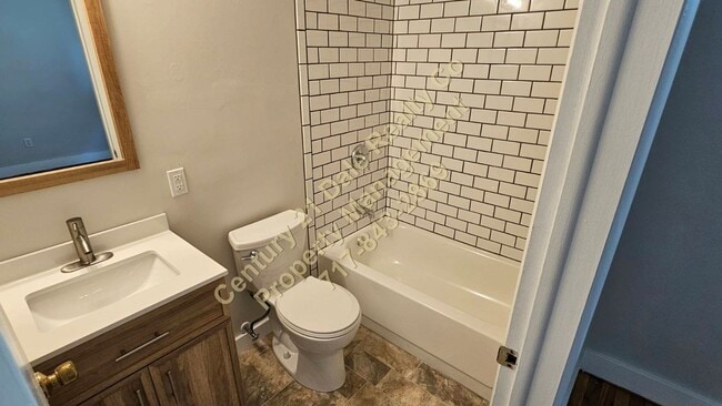 Building Photo - Charming 2 BR 2 Bath Home in York City wit...