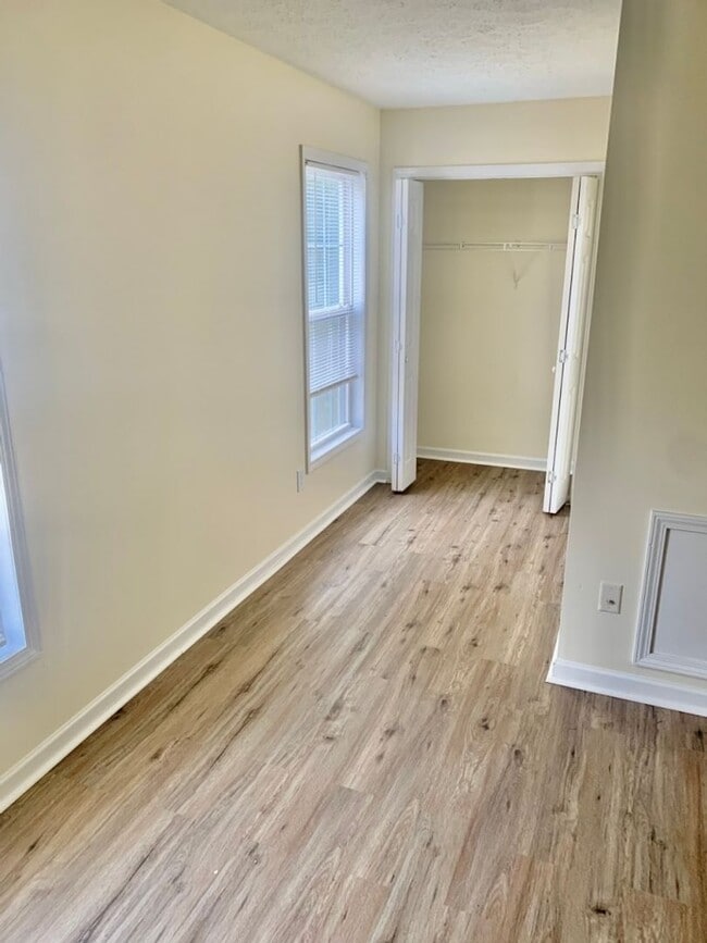 Building Photo - 3 Bedroom Townhouse