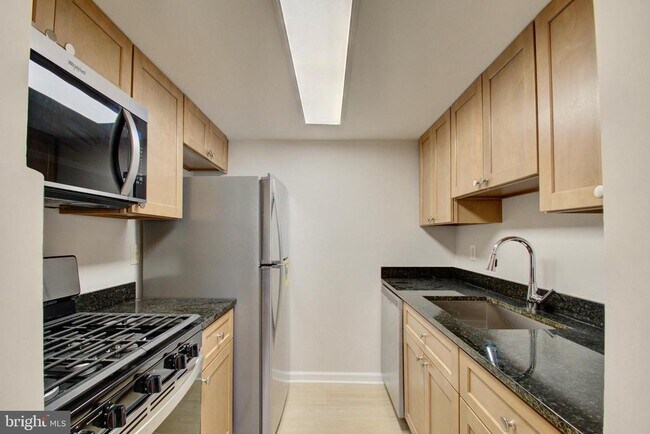 Building Photo - 565 W Diamond Ave