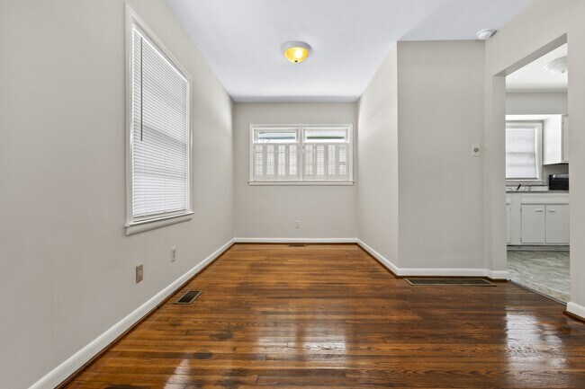 Building Photo - 257 Zandale Dr