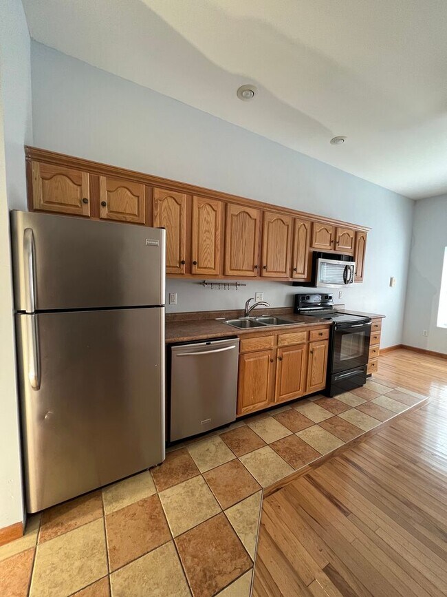 Building Photo - 2 bedrooms, 2 baths Downtown!