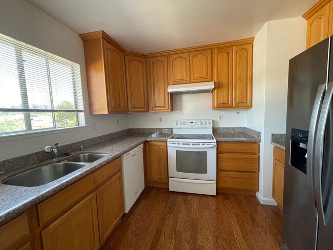 Building Photo - 3 Bedroom unit available in Hayward!