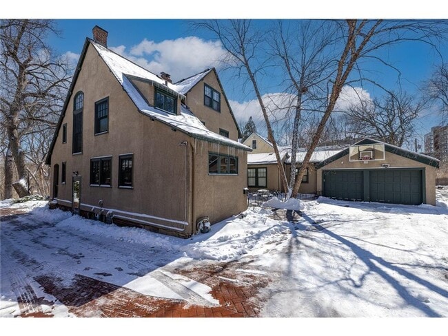 Building Photo - 2810 W Lake of the Isles Pkwy