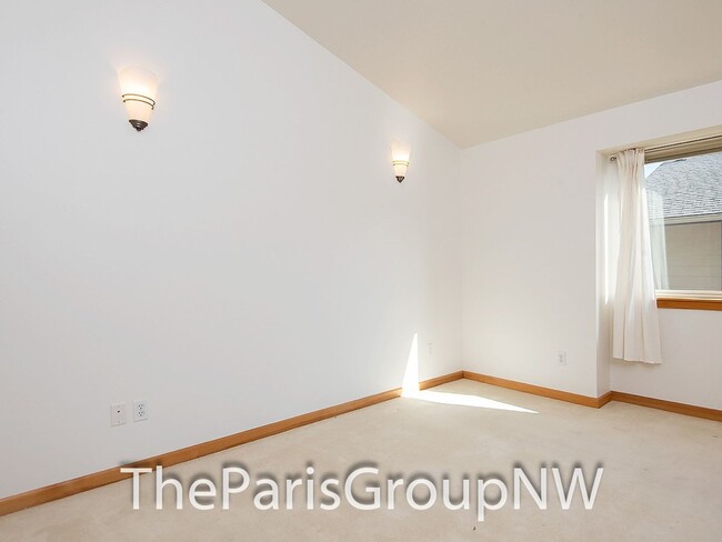 Building Photo - Gorgeous Greenwood Townhome * Walk to Lake...