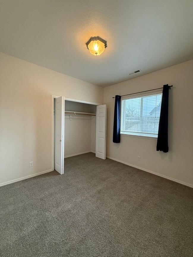 Building Photo - 3 bed, 2 bath Single Level Home