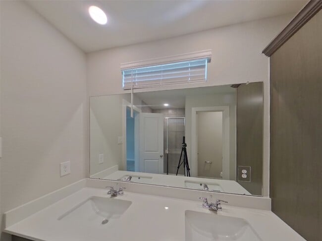 Building Photo - 9835 Willow Creek Commerce Dr