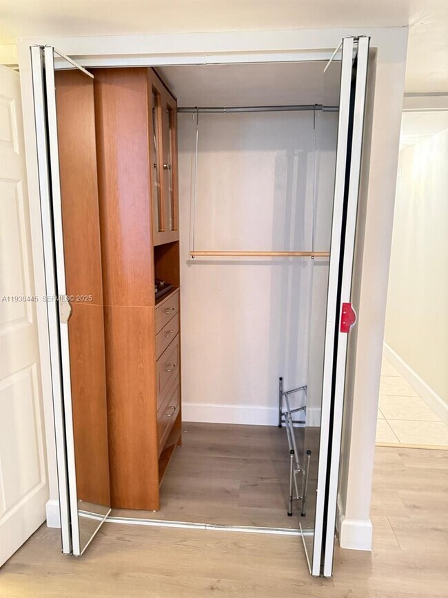 Building Photo - 671 NE 195th St