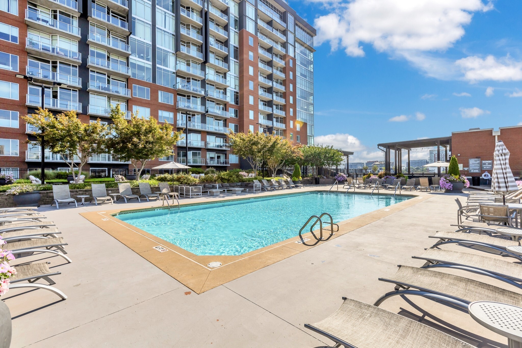 Building Photo - 600 12th Ave S