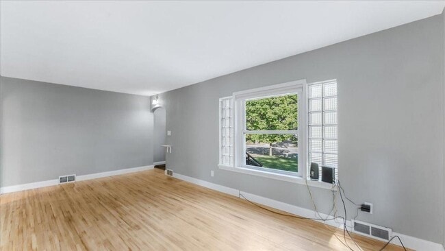 Building Photo - 828 15th St SW