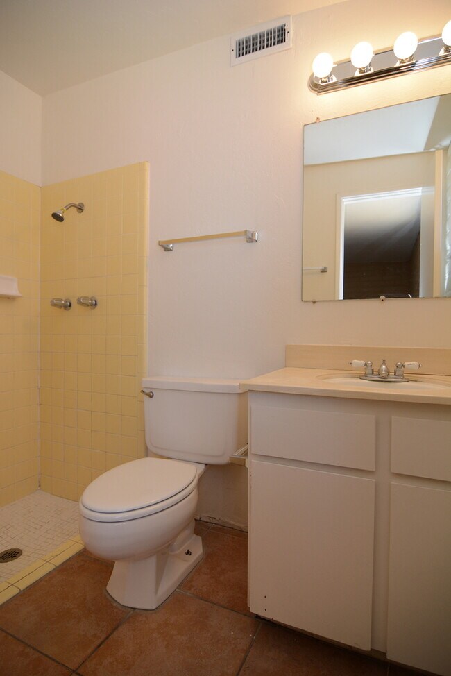 Building Photo - Charming 4 Bedroom 2 Bath Home! Great East...