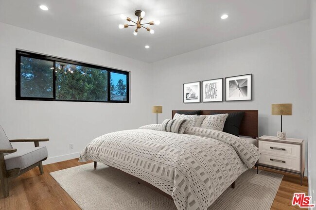 Building Photo - 950 Havenhurst Dr